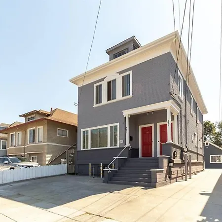 Modern Apt Near All Conveniences